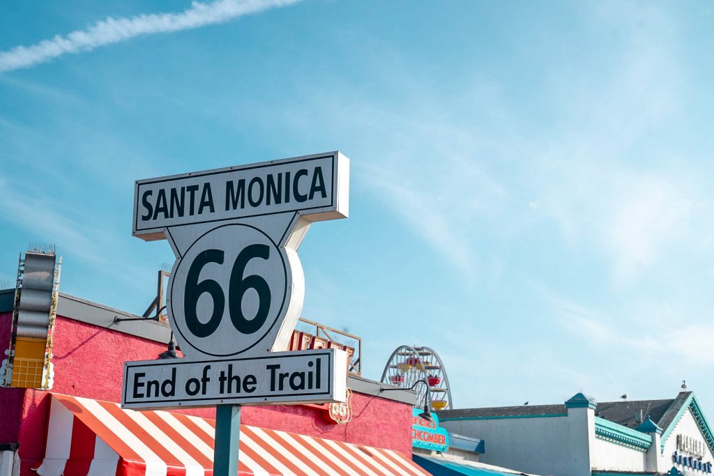 a sign that say Santa Monica in California
