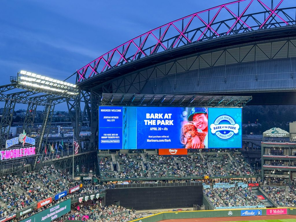 a sign that says "bark at the park"